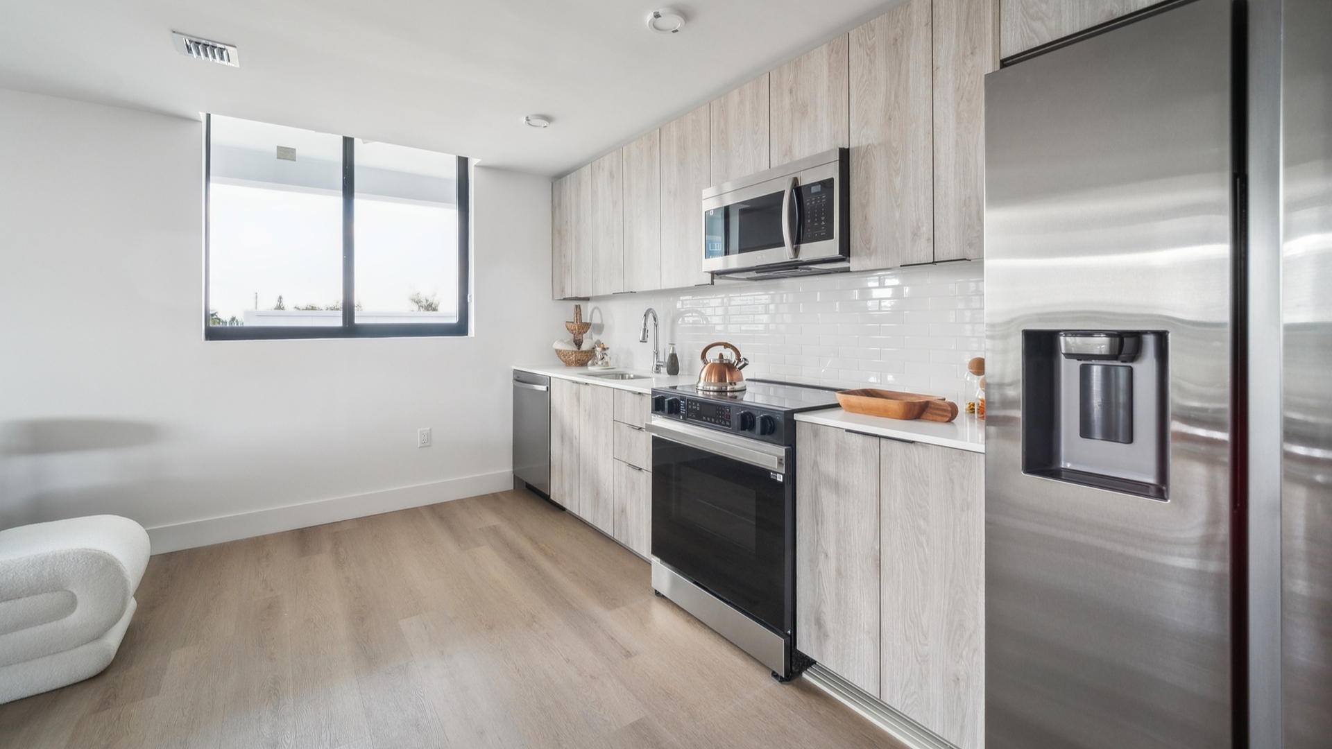 RevvHollywood_LuxuryApartments_kitchen_HollywoodFlorida