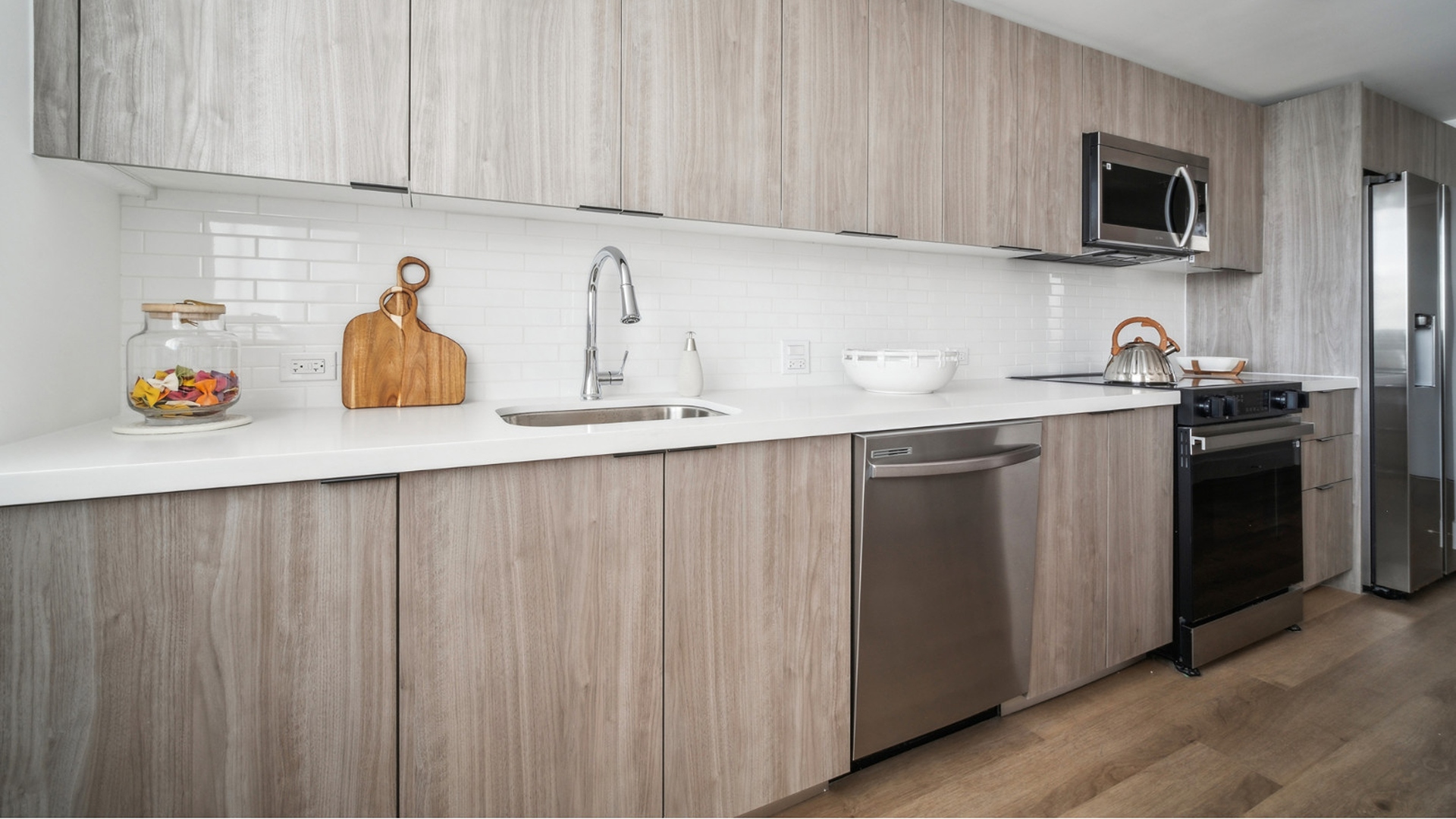 RevvHollywood_LuxuryApartments_kitchen_HollywoodFlorida