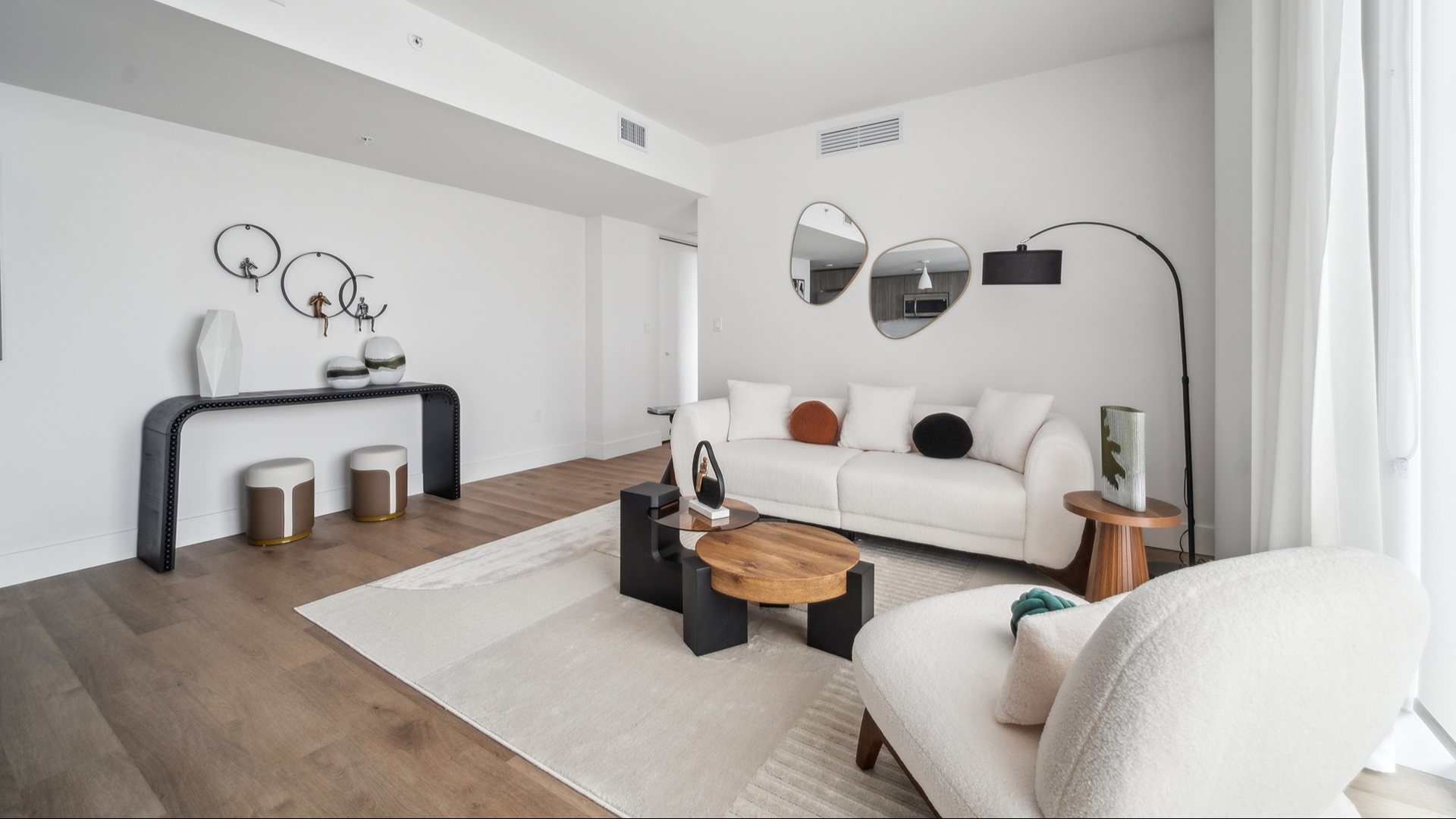 RevvHollywood_LuxuryApartments_living_HollywoodFlorida