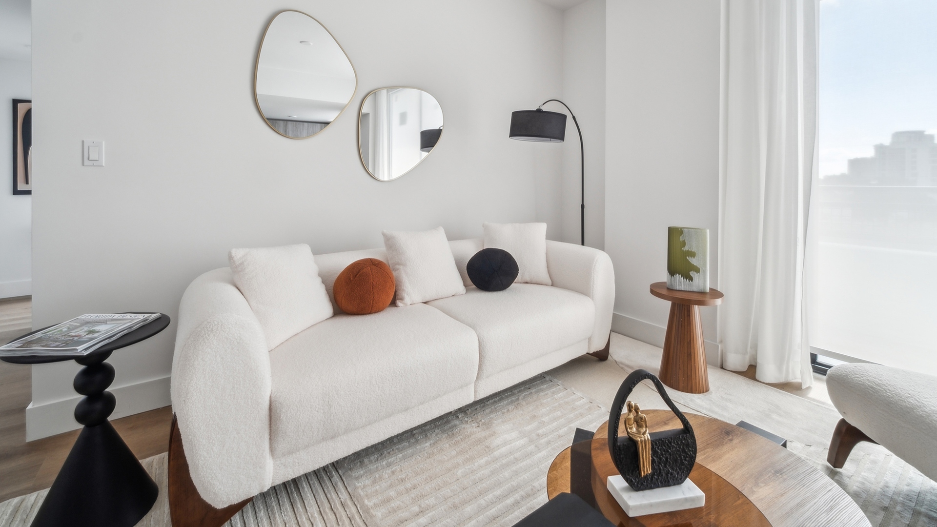 RevvHollywood_LuxuryApartments_living_HollywoodFlorida