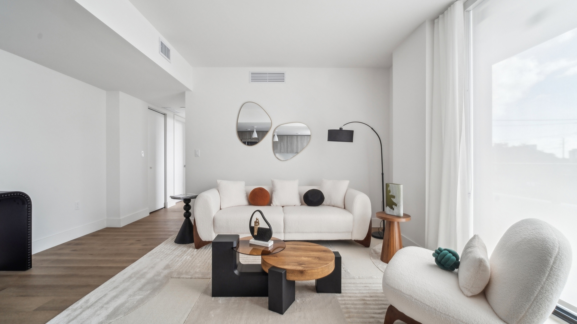 RevvHollywood_LuxuryApartments_living_HollywoodFlorida