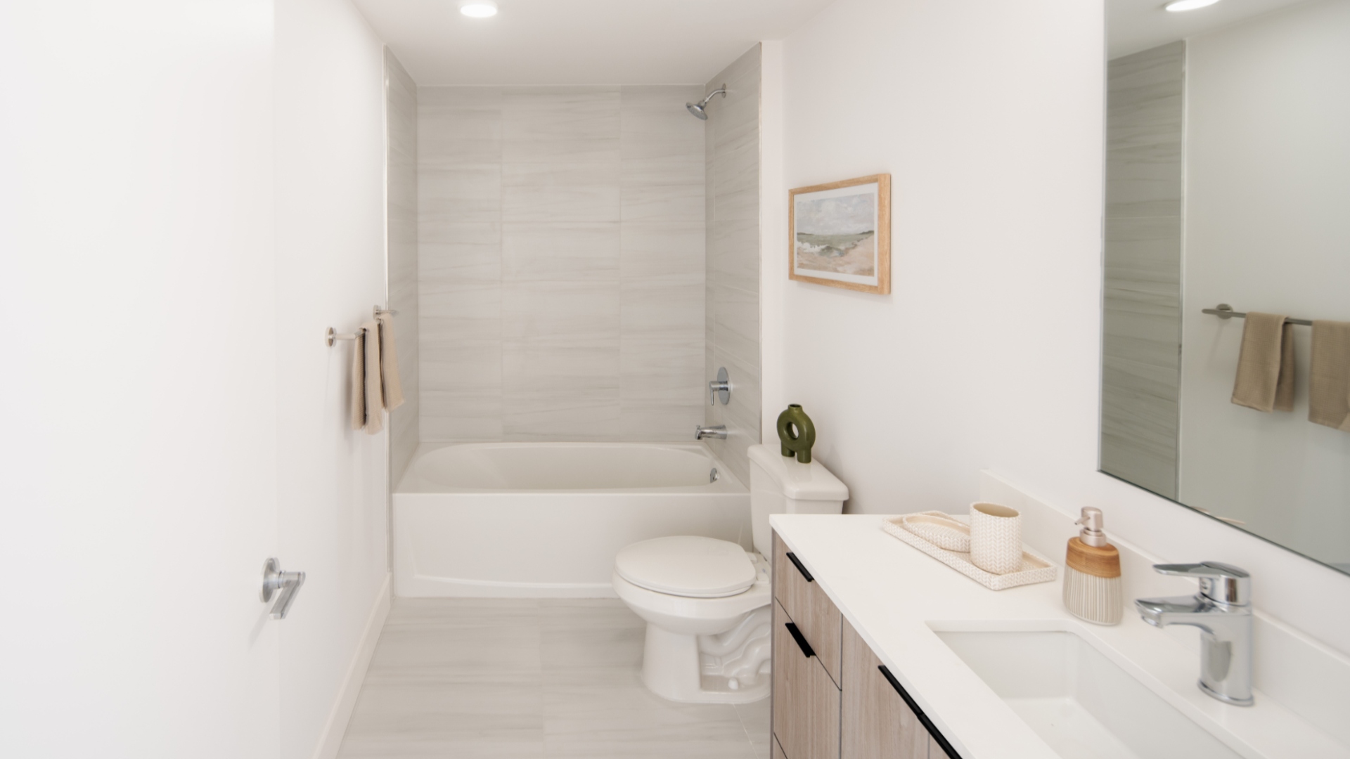 Revv_LuxuryApartments_Bathroom_HollywoodFlorida